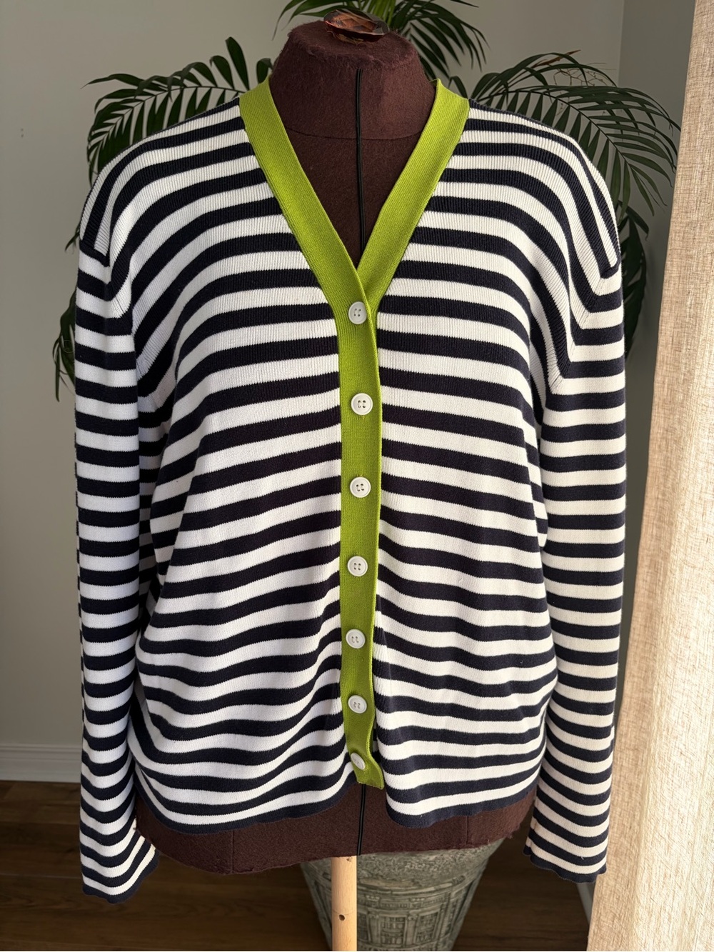 Womenโs button down Cardigan Sz L-XL
